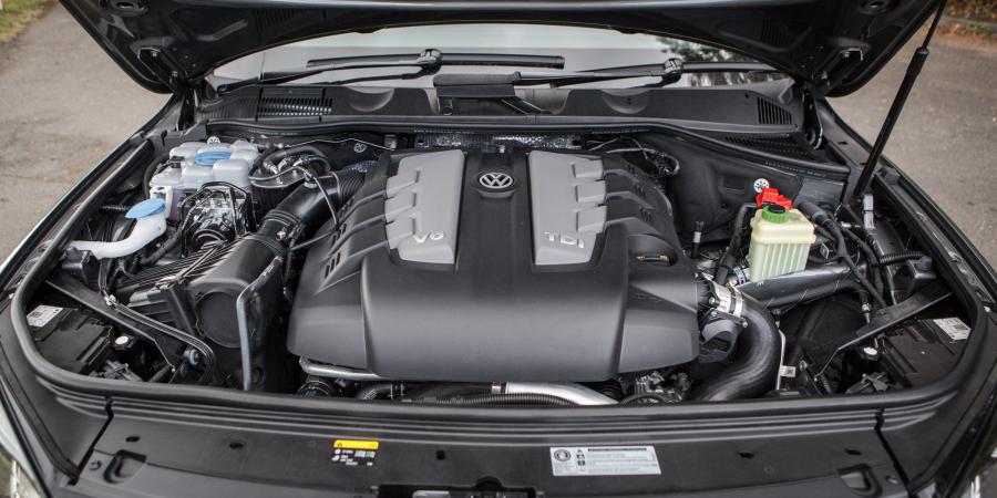 Моторный отсек Volkswagen Touareg V6 TDI Wolfsburg Edition 2016 года  (AU) (фото 26 из 30)
